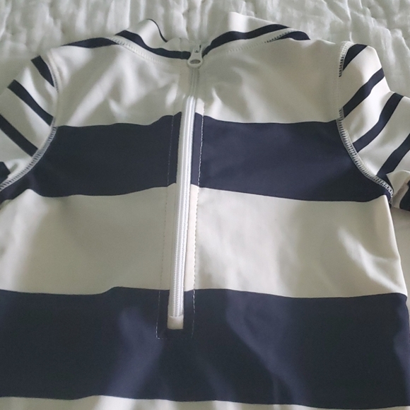 Gap Onsie Rashguard - Picture 3 of 3